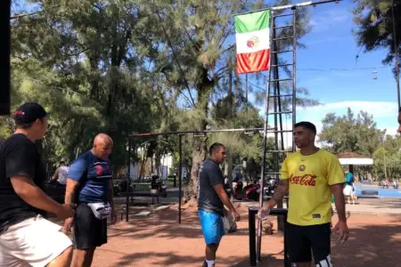 Barras, Bandera y Barrio: El Gimnasio al Aire Libre Donde se Forja la Gente que Lucha